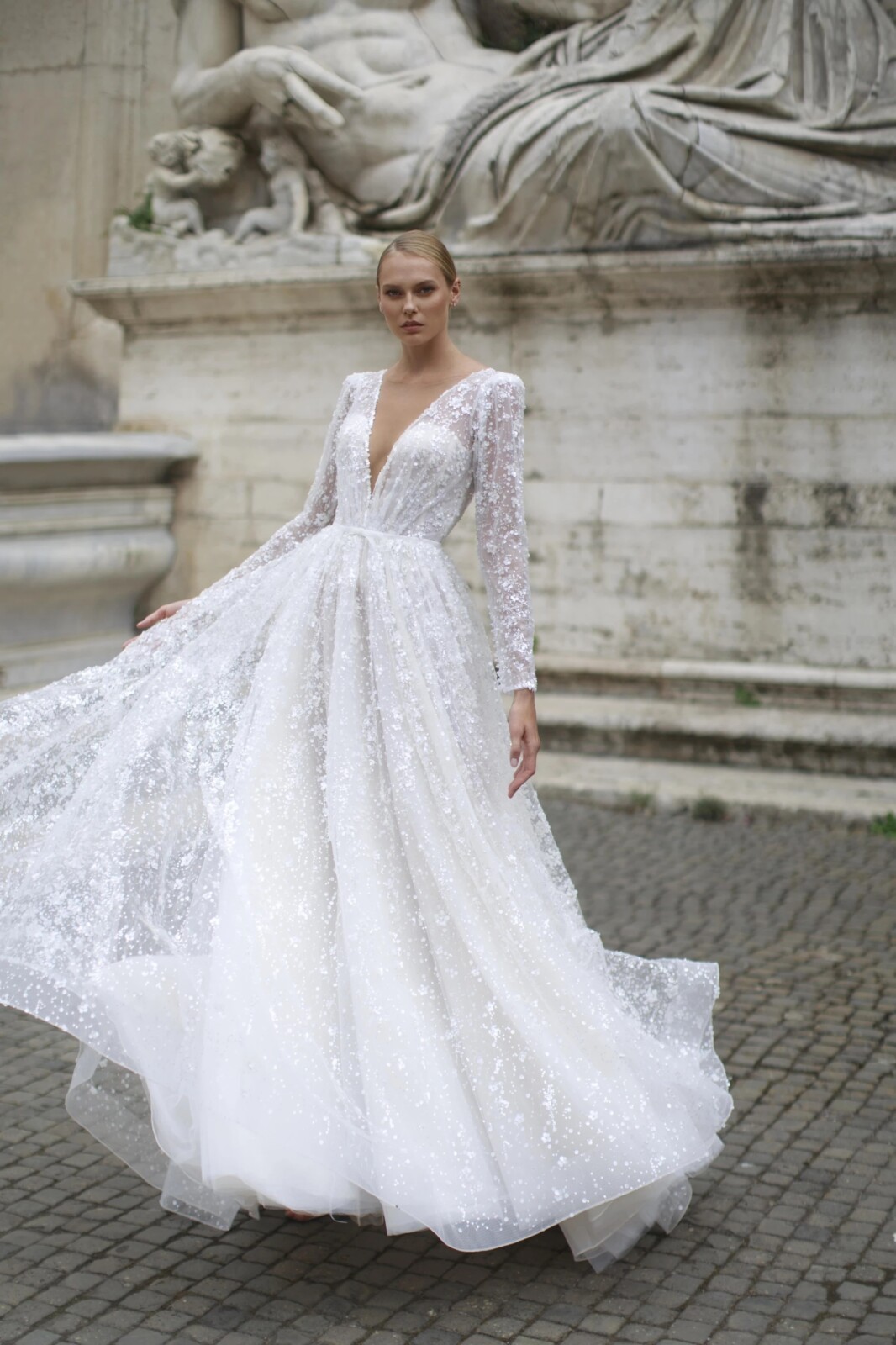 Νυφικό Susana με βαθιά λαιμόκοψη V - Fashion Brides Σέρρες.