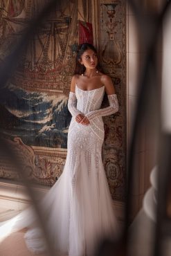 Off the shoulder νυφικό Aletea με μακριά μανίκια - Fashion Brides Σέρρες.