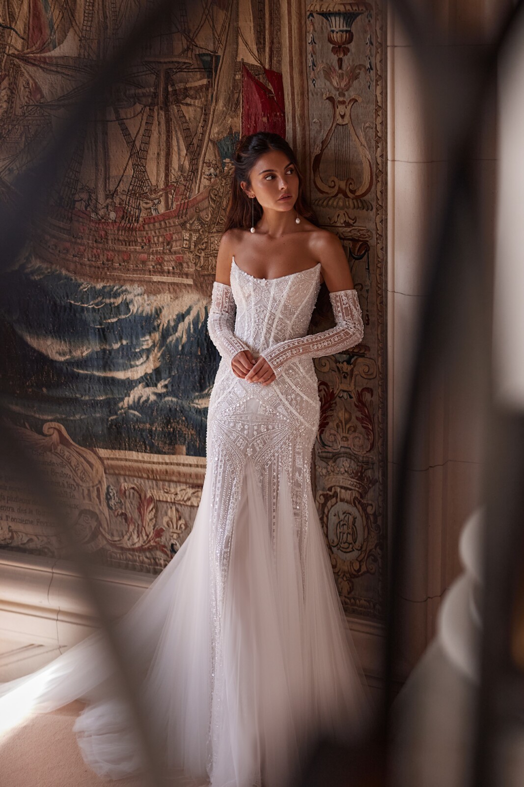 Off the shoulder νυφικό Aletea με μακριά μανίκια - Fashion Brides Σέρρες.