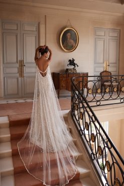 Νυφικό Ariana με μακριά κάπα και ουρά - Fashion Brides Σέρρες.