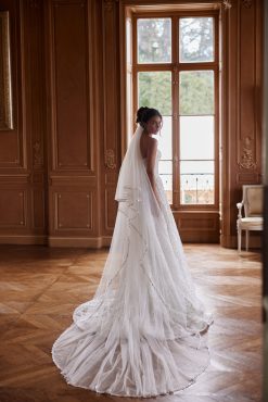 Πλάτη νυφικού Dafne με ουρά και λάμψη - Fashion Brides Σέρρες.