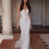 Πλάτη και ουρά νυφικού Demi με φτερά - Fashion Brides Σέρρες.