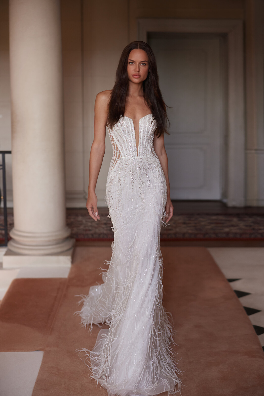 Πλάτη και ουρά νυφικού Demi με φτερά - Fashion Brides Σέρρες.