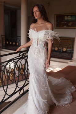 Νυφικό Demi με off the shoulder λεπτομέρειες και φτερά - Fashion Brides Σέρρες.