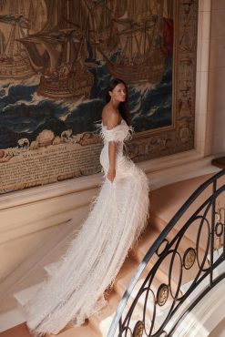 Πλάτη και ουρά νυφικού Demi με φτερά - Fashion Brides Σέρρες.