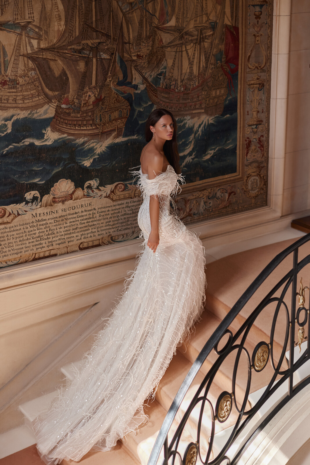 Πλάτη και ουρά νυφικού Demi με φτερά - Fashion Brides Σέρρες.