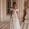 Πριγκιπικό νυφικό Olympia με off the shoulder 3d floral λεπτομέρειες - Fashion Brides Σέρρες.