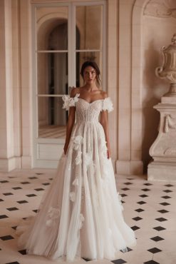 Πριγκιπικό νυφικό Olympia με off the shoulder 3d floral λεπτομέρειες - Fashion Brides Σέρρες.