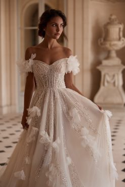 Κοντινό πλάνο κορσέ νυφικού Olympia με 3d floral στοιχεία - Fashion Brides Σέρρες.