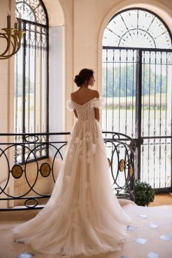 Πίσω όψη πριγκιπικού νυφικού Olympia με ουρά - Fashion Brides Σέρρες.