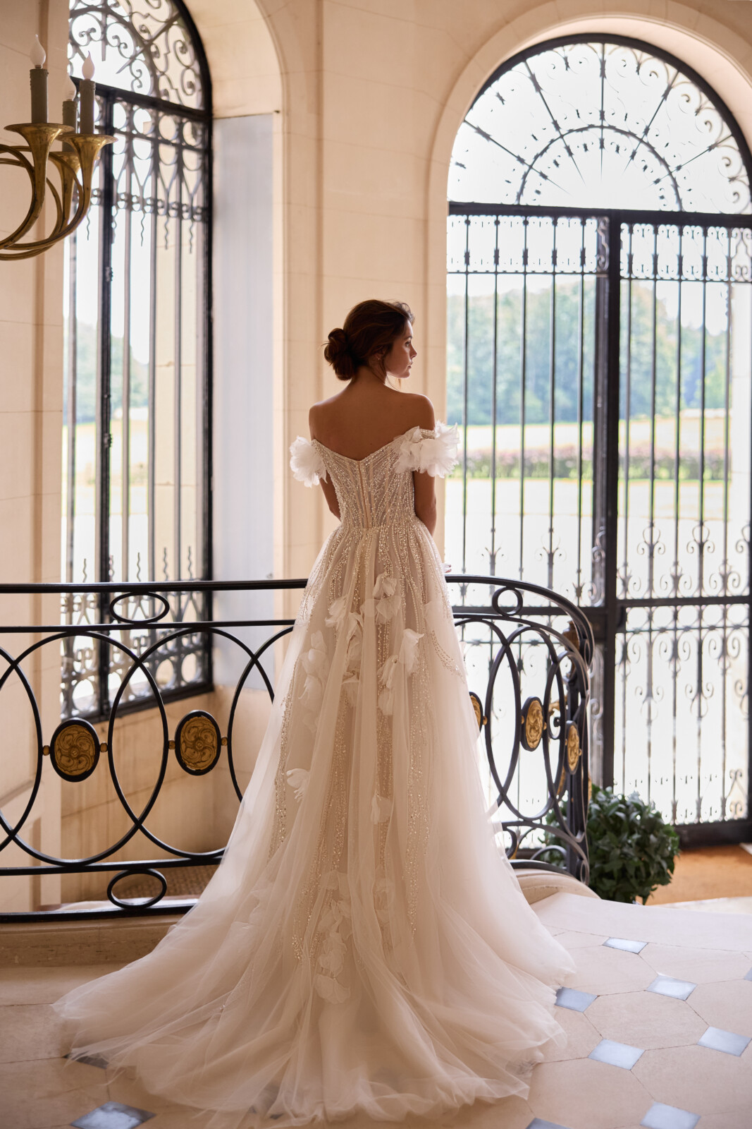 Πίσω όψη πριγκιπικού νυφικού Olympia με ουρά - Fashion Brides Σέρρες.