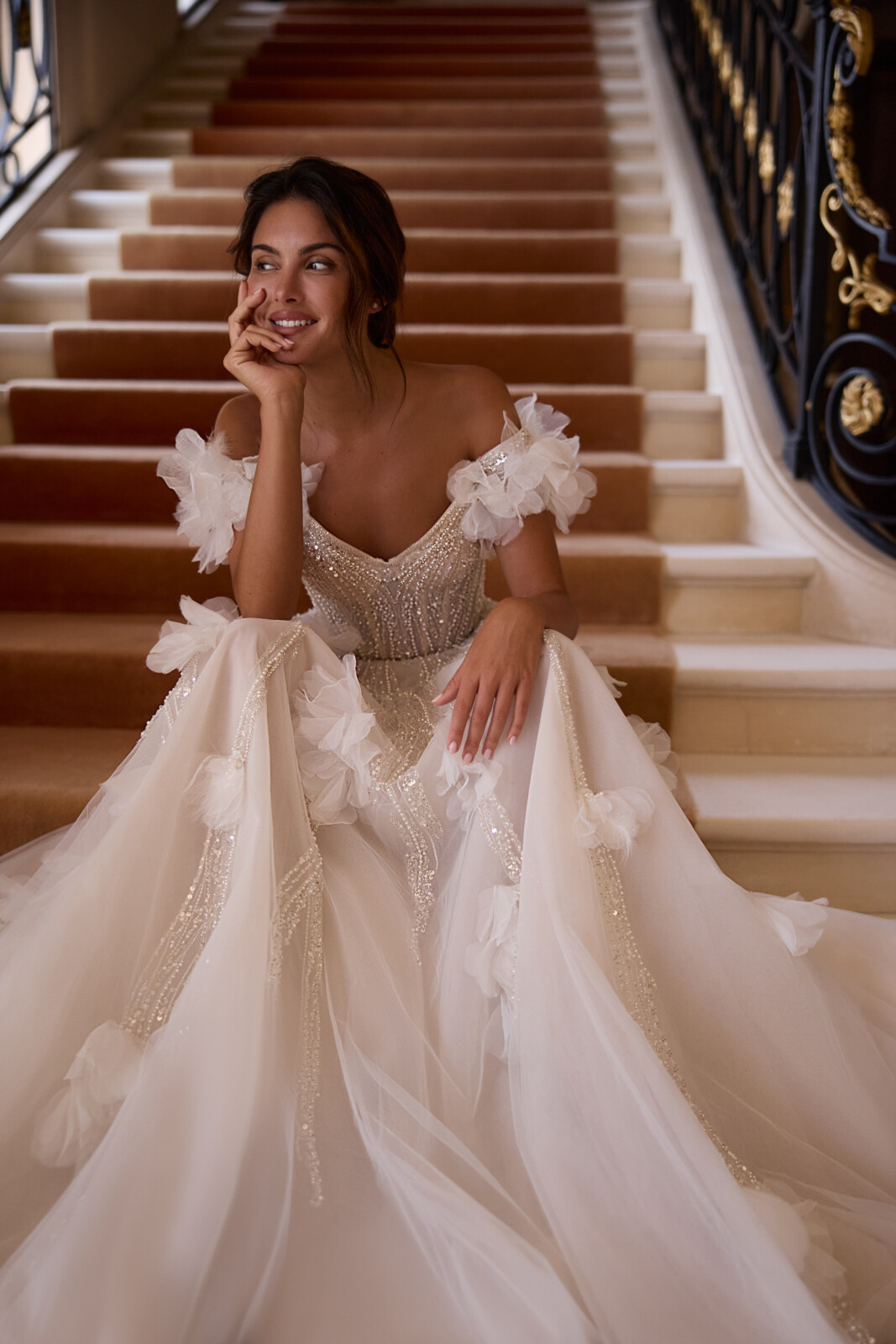 Νυφικό Olympia καθιστό σε σκάλες με 3d floral - Fashion Brides Σέρρες.