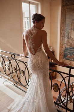 Πίσω όψη νυφικού Pandora με κεντήματα στρας - Fashion Brides Σέρρες.