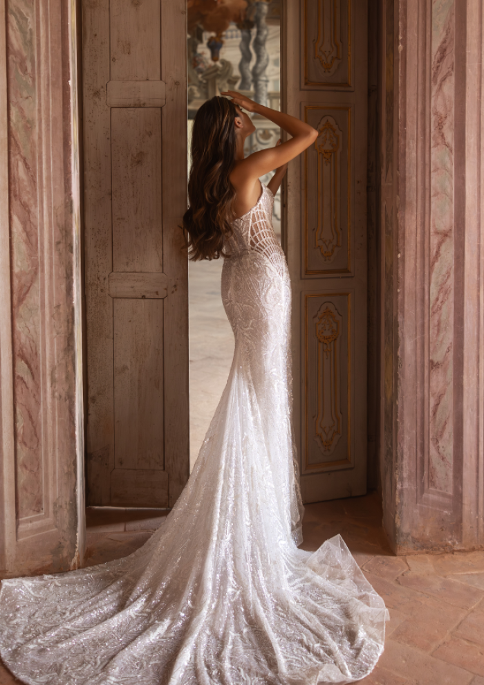 Πίσω όψη νυφικού Santina με ουρά - Fashion Brides Σέρρες.