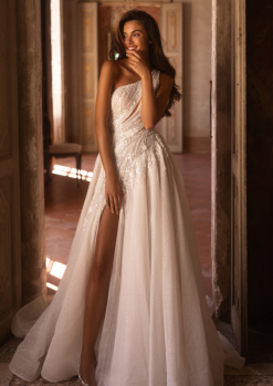 Νυφικό Tiziana Α γραμμής με κορσέ και σκίσιμο - Fashion Brides Σέρρες.
