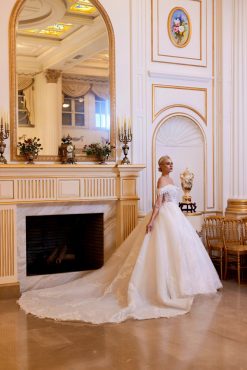 Πλευρική όψη νυφικού Lady με δαντέλα και ουρά - Fashion Brides Σέρρες.