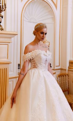 Λεπτομέρεια μπούστο νυφικού Lady με δαντέλα και off the shoulder στυλ - Fashion Brides Σέρρες.