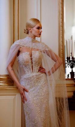 Λεπτομέρεια κορσέ και high neck κάπας νυφικού Loreta - Fashion Brides Σέρρες.