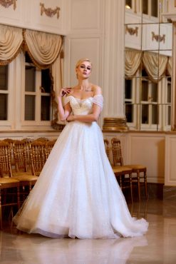 Πριγκιπικό νυφικό Lyndia με off the shoulder λαιμόκοψη και γκλίτερ - Fashion Brides Σέρρες.