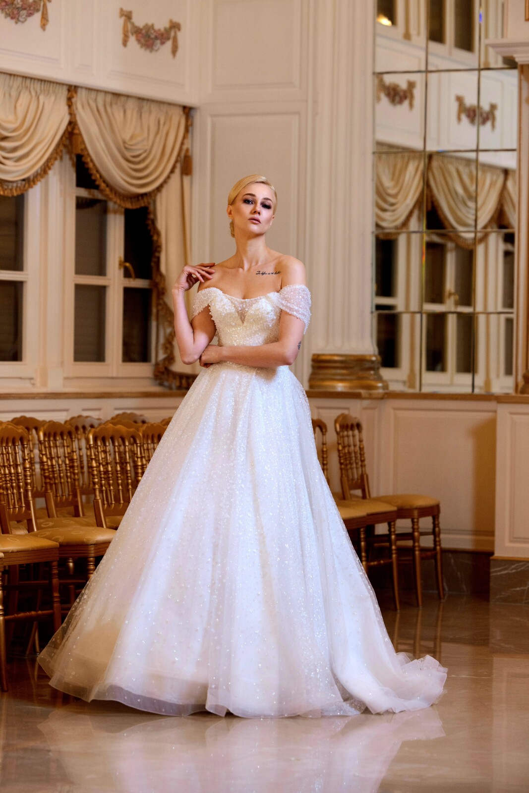 Πριγκιπικό νυφικό Lyndia με off the shoulder λαιμόκοψη και γκλίτερ - Fashion Brides Σέρρες.