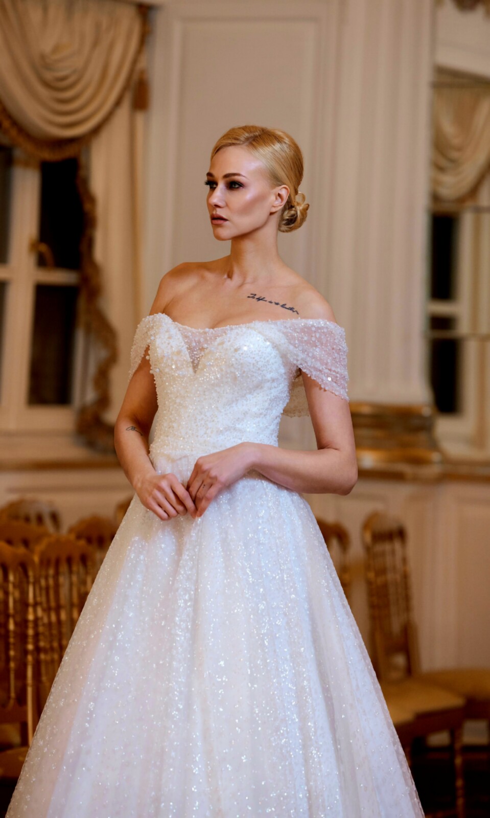 Λεπτομέρεια off the shoulder λαιμόκοψης στο νυφικό Lyndia - Fashion Brides Σέρρες.