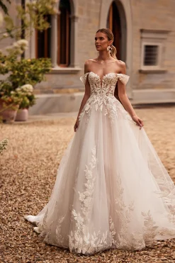 Νυφικό Aurora σε Α γραμμή με κορσέ και floral δαντέλα - Fashion Brides Σέρρες.