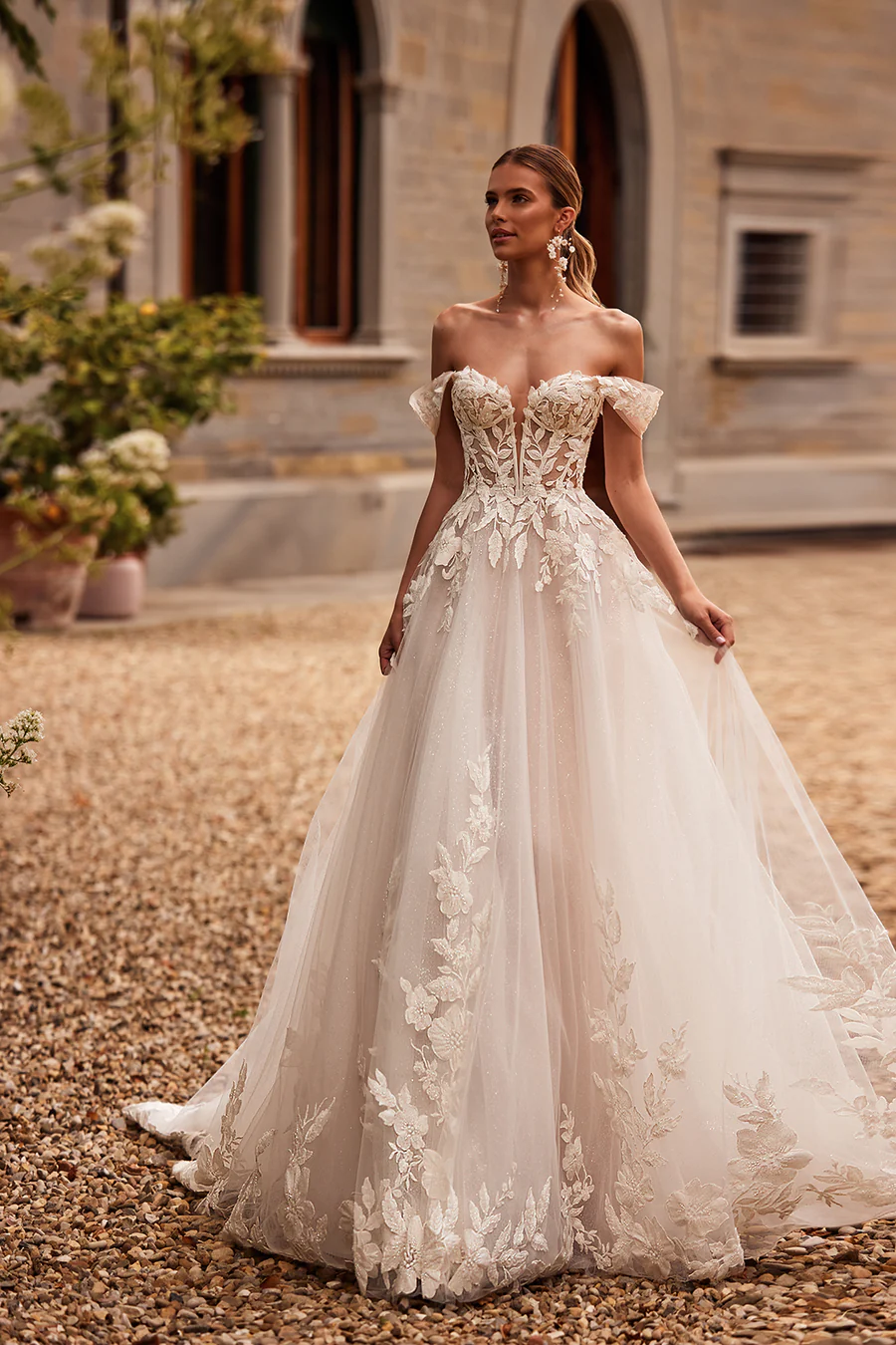 Νυφικό Aurora σε Α γραμμή με κορσέ και floral δαντέλα - Fashion Brides Σέρρες.