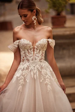 Λεπτομέρεια κορσέ και off the shoulder ντεκολτέ νυφικού Aurora - Fashion Brides Σέρρες.