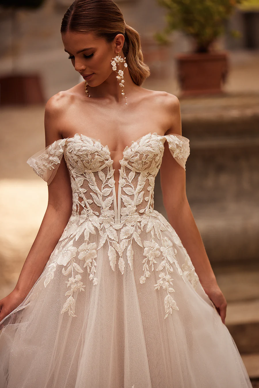 Λεπτομέρεια κορσέ και off the shoulder ντεκολτέ νυφικού Aurora - Fashion Brides Σέρρες.