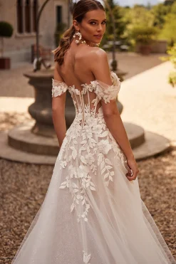 Πίσω όψη του νυφικού Aurora με κορσέ και δαντέλα - Fashion Brides Σέρρες.