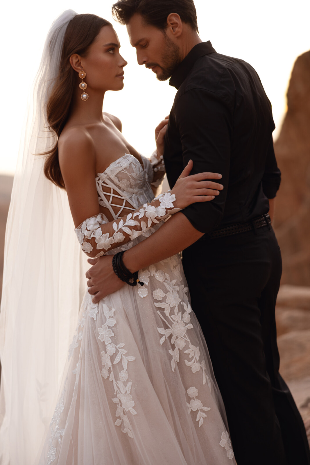 Ρομαντική στιγμή νύφης με το νυφικό Nabila - Fashion Brides Σέρρες
