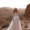 Νυφικό Nabila Α γραμμής με κορσέ και μακριά μανίκια - Fashion Brides Σέρρες.