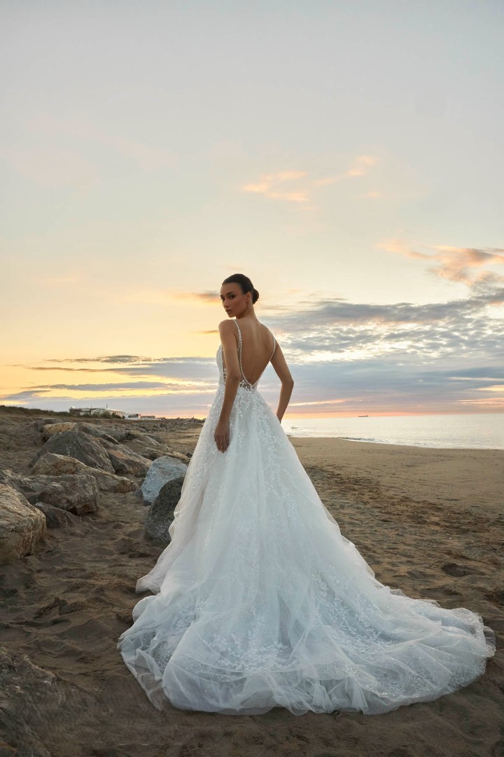 Νυφικό Aishel με αέρινη φούστα και ανοιχτή πλάτη - Fashion Brides Σέρρες.