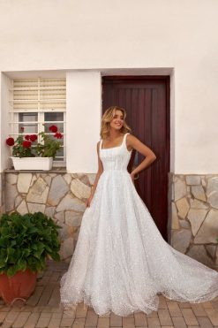 Νυφικό Isadora Α γραμμής με κορσέ, πέρλες και γκλίτερ ύφασμα - Fashion Brides Σέρρες.