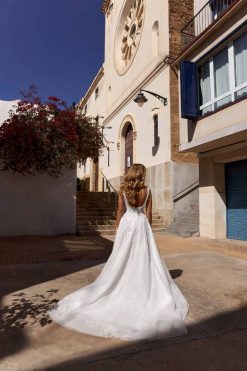 Πίσω όψη νυφικού Isadora με ανοιχτή πλάτη και ουρά - Fashion Brides Σέρρες.