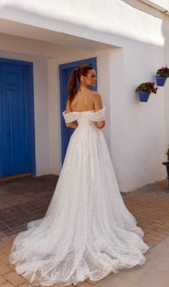 Πίσω όψη νυφικού Marissa με ουρά και λεπτομέρειες ραφής - Fashion Brides Σέρρες.