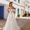 Νυφικό Marissa Α γραμμής με κορσέ και off-the-shoulder μανίκια - Fashion Brides Σέρρες.