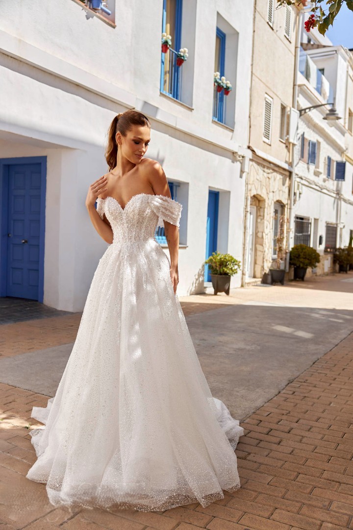 Νυφικό Marissa Α γραμμής με κορσέ και off-the-shoulder μανίκια - Fashion Brides Σέρρες.