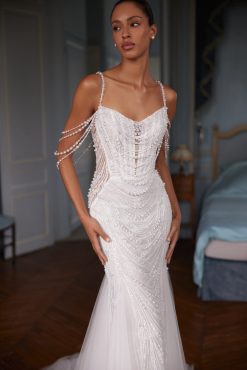 Νυφικό Rosaline με γεωμετρικά μοτίβα από πέρλες - Fashion Brides Σέρρες.