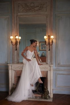 Λεπτομέρεια νυφικού Rosaline με κορσέ και κρεμαστές πέρλες - Fashion Brides Σέρρες.