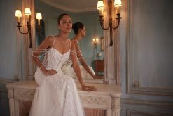 Πίσω όψη νυφικού Rosaline με κορσέ και πέρλες - Fashion Brides Σέρρες.