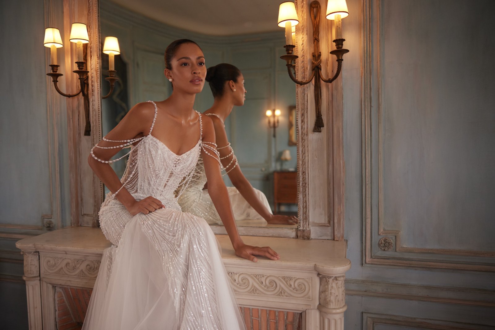 Πίσω όψη νυφικού Rosaline με κορσέ και πέρλες - Fashion Brides Σέρρες.