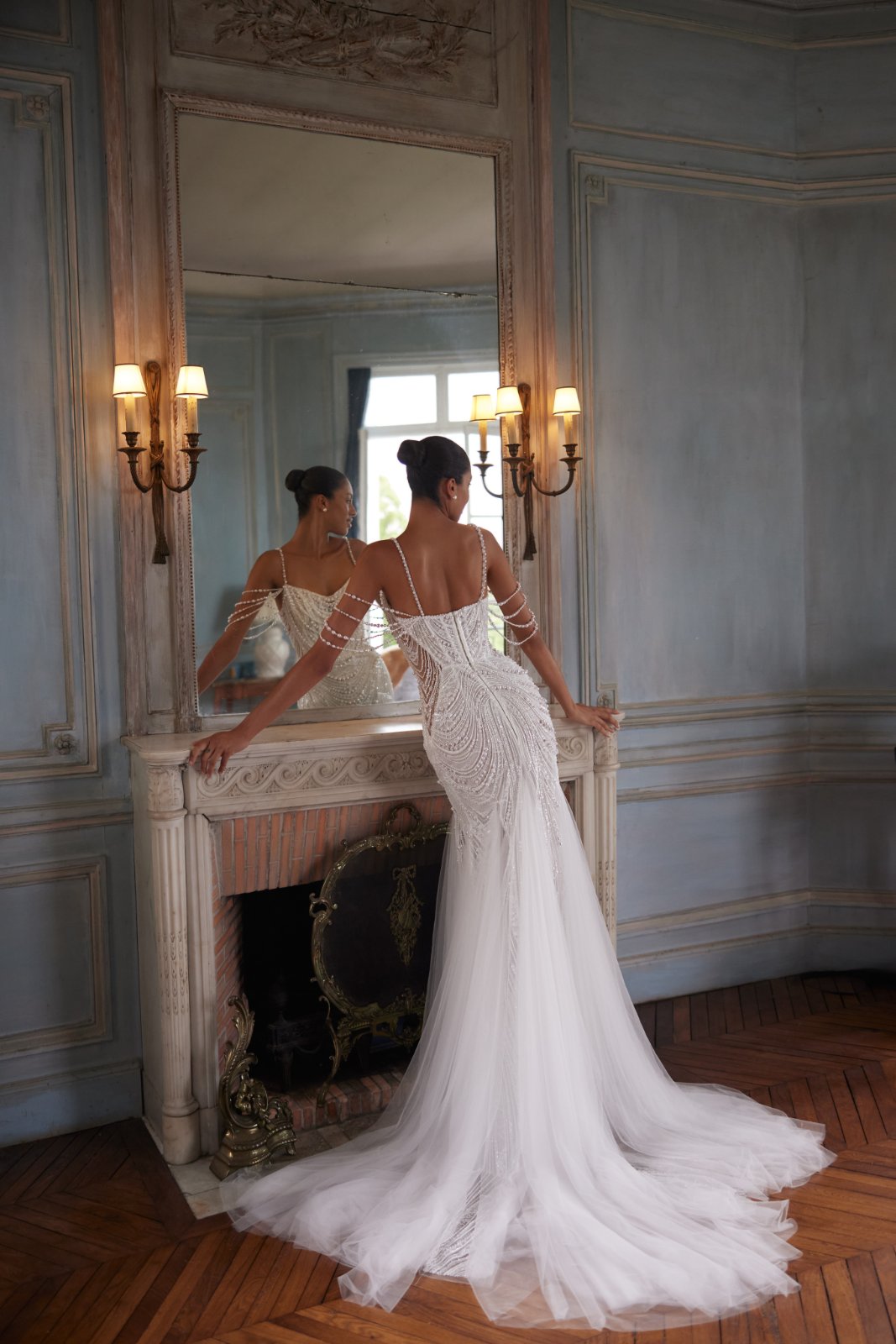 Πίσω όψη νυφικού Rosaline με κορσέ και πέρλες - Fashion Brides Σέρρες.